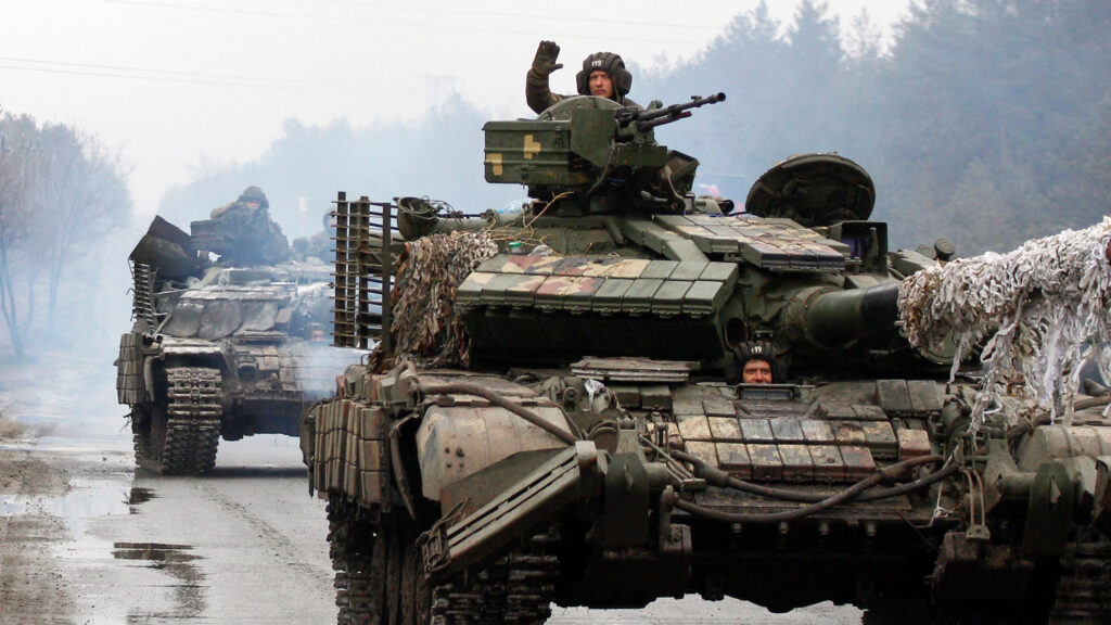 Dwa czołgi jadą drogą. ukraińskie żółwie tempo 